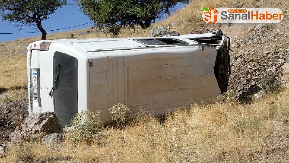Elazığ'da minibüs şarampole yuvarlandı : 2 yaralı