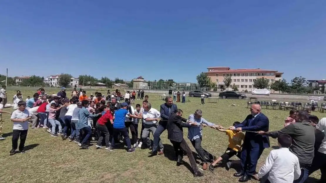 'Elazığ´da müftü ve belediye başkanı öğrencilerle birlikte halat çekme yarışı yaptı'