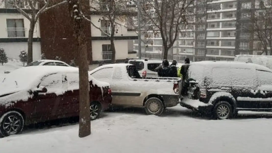 'Elazığ´da öğrenci servisi yan yattı: 1 yaralı'