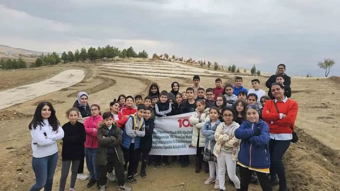 'Elazığ´da öğrenciler, Cumhuriyet´in 100. yılında 100 fidan dikti'