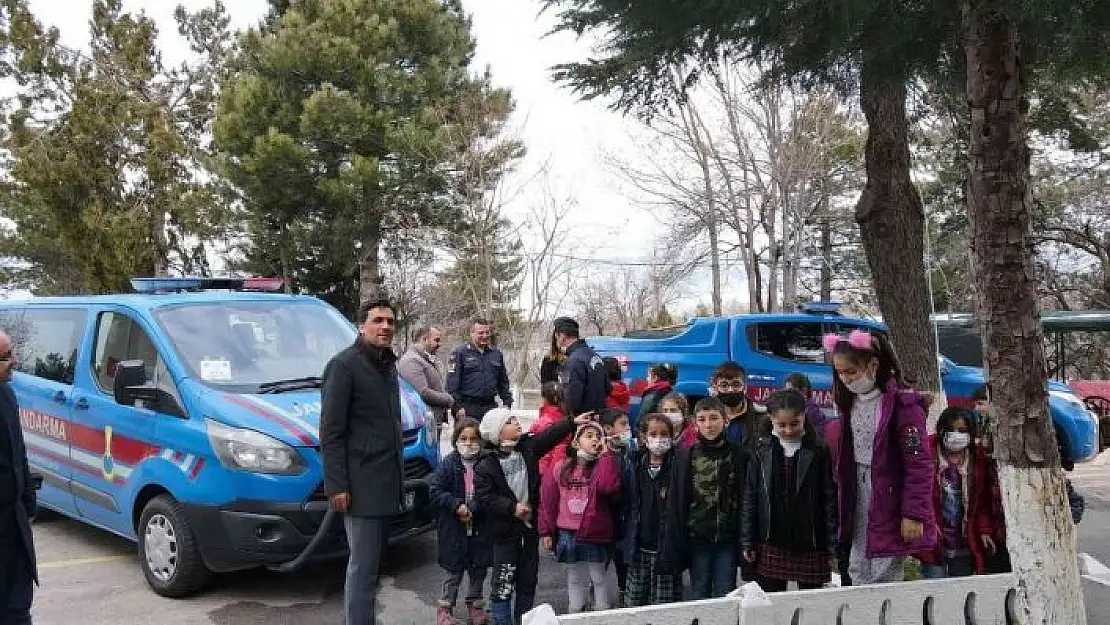 'Elazığ´da öğrenciler, jandarma ekiplerine Türk bayrağı ve Kuran´ı Kerim hediye etti'