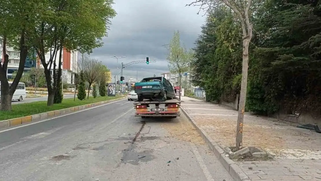 'Elazığ´da otomobil ağaca çarptı: 1 yaralı'
