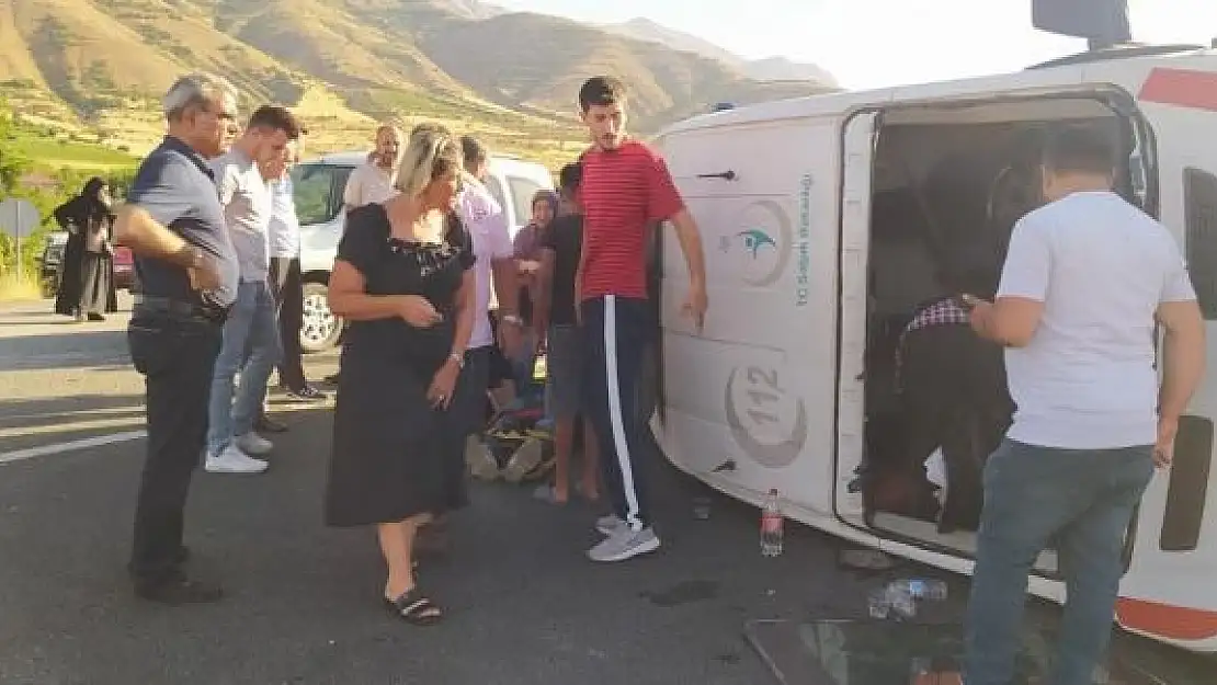 'Elazığ´da otomobil ambulansa çarptı: 3 yaralı'