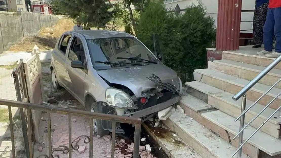 'Elazığ´da otomobil apartman bahçesine uçtu: 3 yaralı'