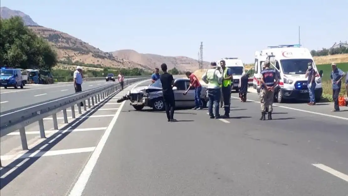 'Elazığ´da otomobil bariyerlere çarptı: 3 yaralı'