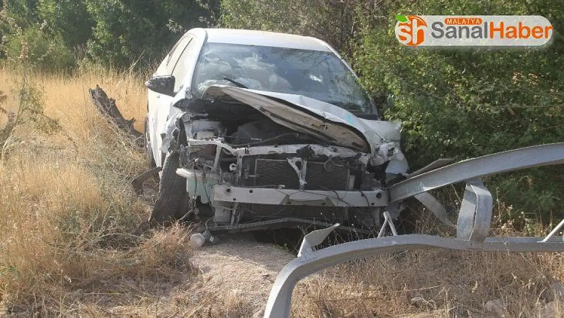 Elazığ'da otomobil direğe çarptı: 1'i çocuk 3 yaralı
