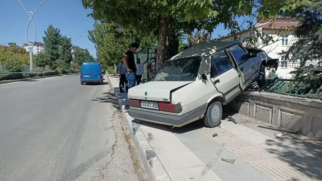 'Elazığ´da otomobil duvara çarptı: 1 yaralı'