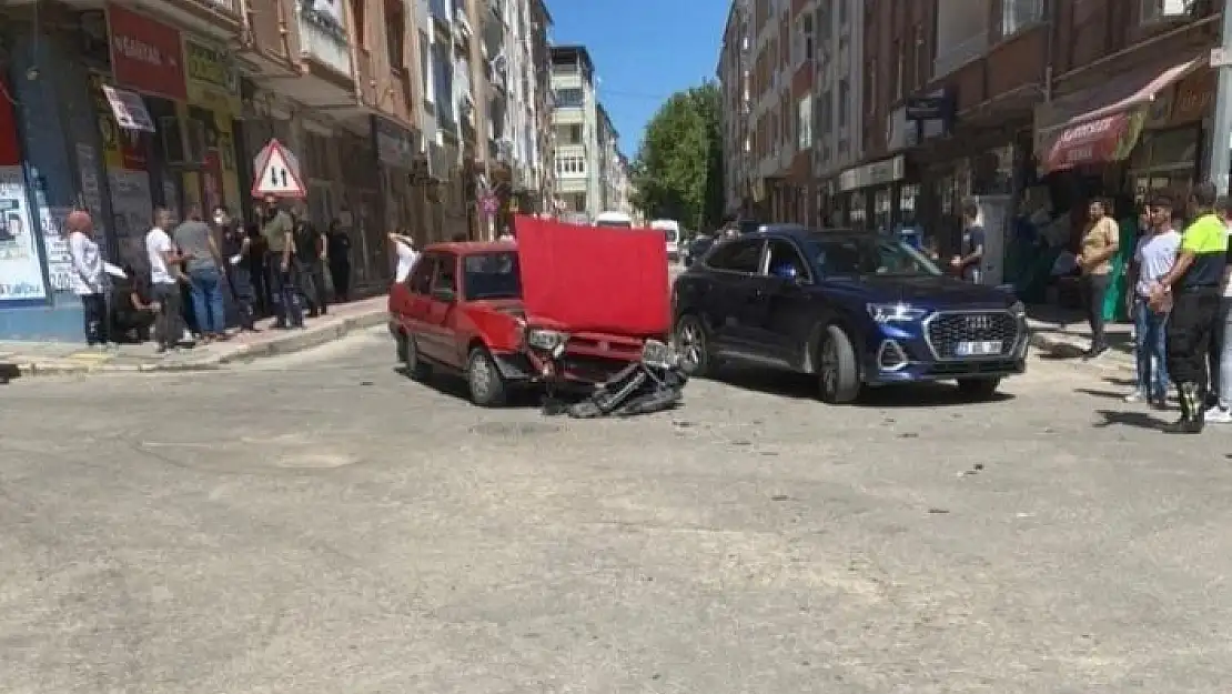 'Elazığ´da otomobil ile çarpışan hafif ticari araç yan yattı: 1 yaralı'