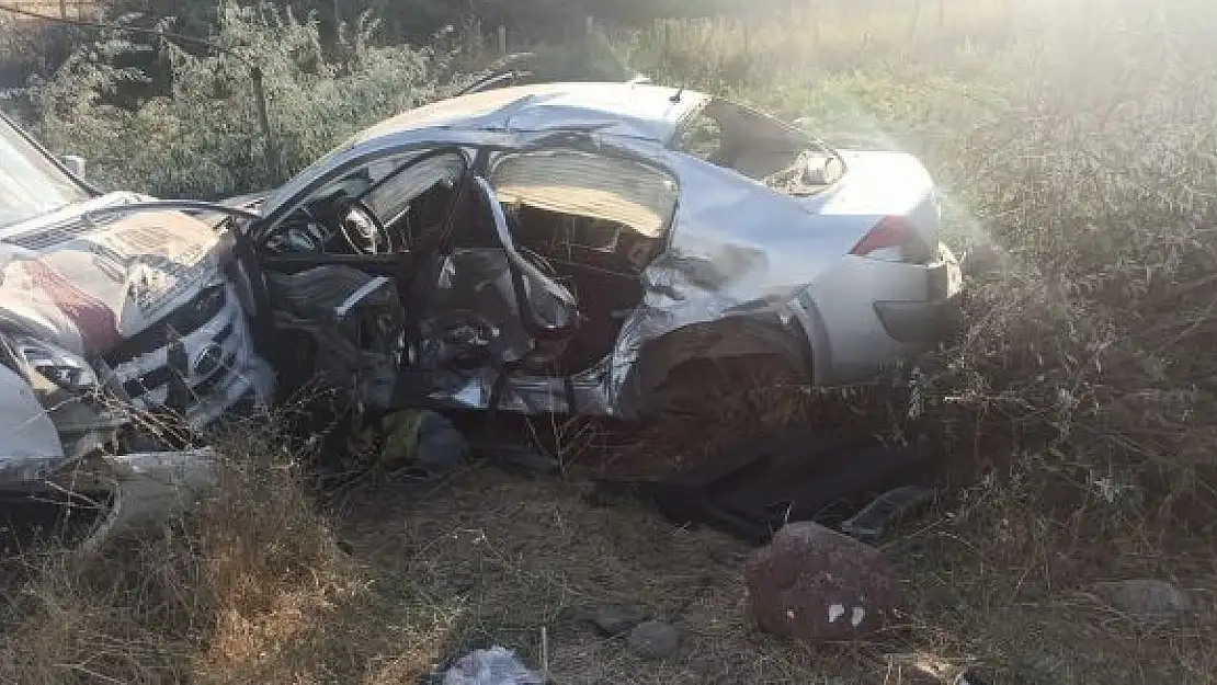 'Elazığ´da otomobil ile minibüs çarpıştı: 2 yaralı'