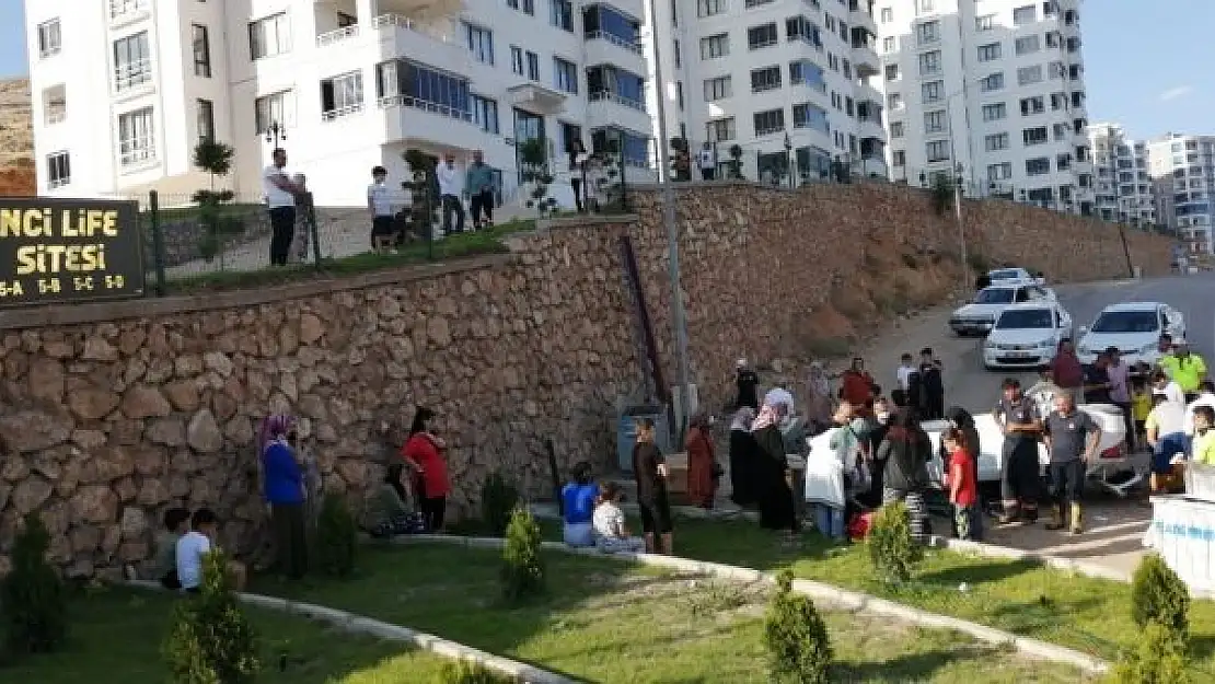 'Elazığ´da otomobil istinat duvarından uçtu: 2 yaralı'