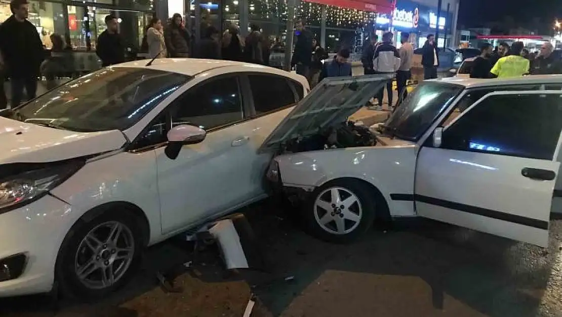 'Elazığ´da otomobil, park halindeki araçlara çarptı: 2 yaralı'