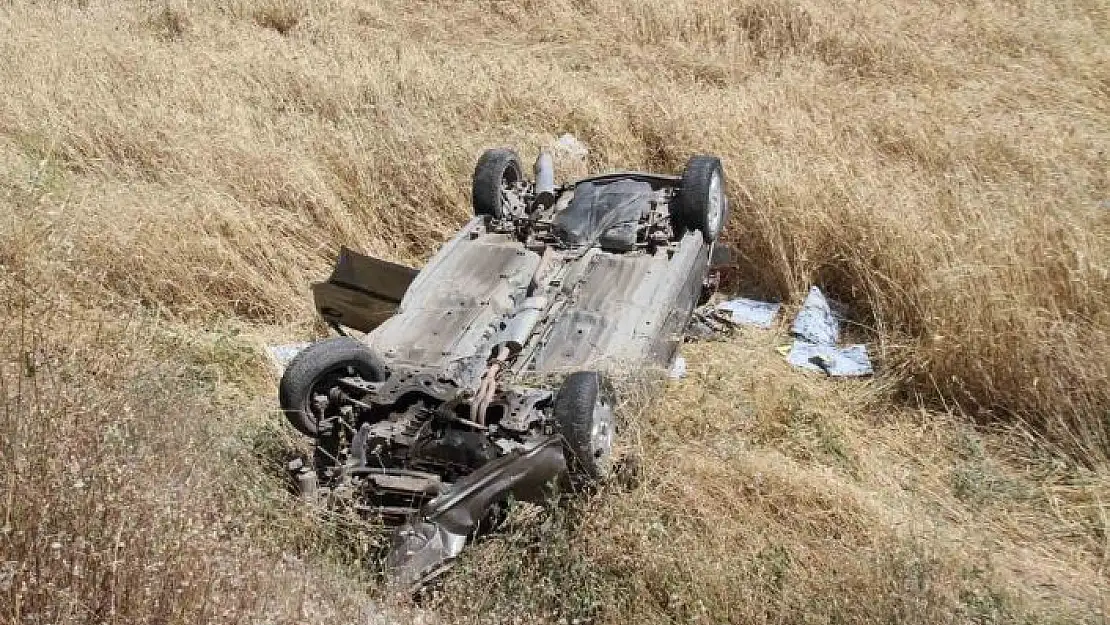 'Elazığ´da otomobil şarampole uçup ters döndü: 6 yaralı'