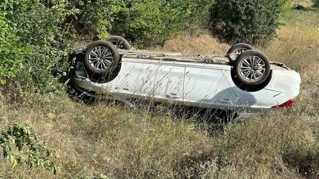 'Elazığ´da otomobil tarlaya uçup ters döndü: 4 yaralı'