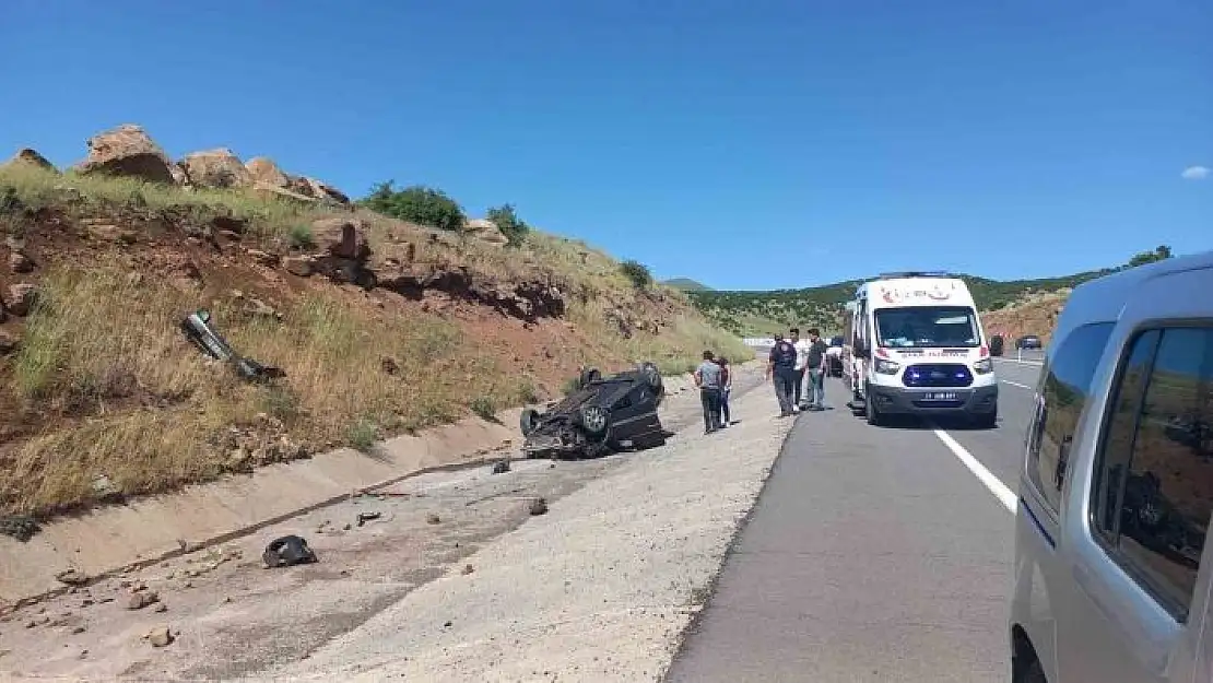 'Elazığ´da otomobil ters döndü: 1´i ağır 3 yaralı'