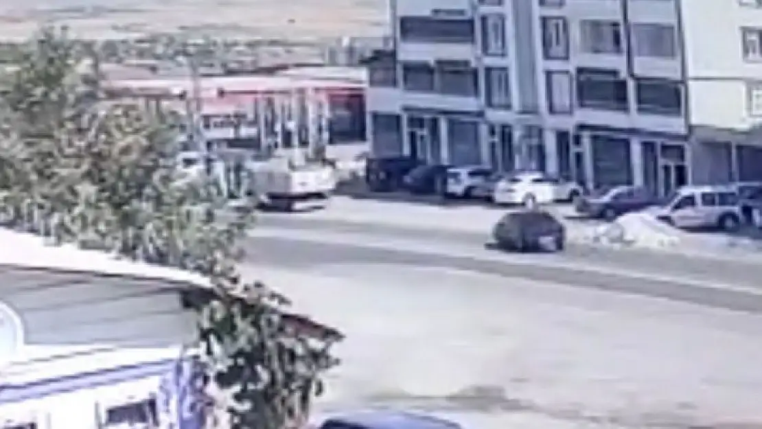 'Elazığ´da otomobilin hurdaya döndüğü kaza, kameralara yansıdı'