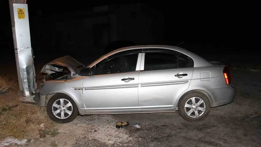 'Elazığ´da otomobiliyle direğe çarpan sürücü hayatını kaybetti'