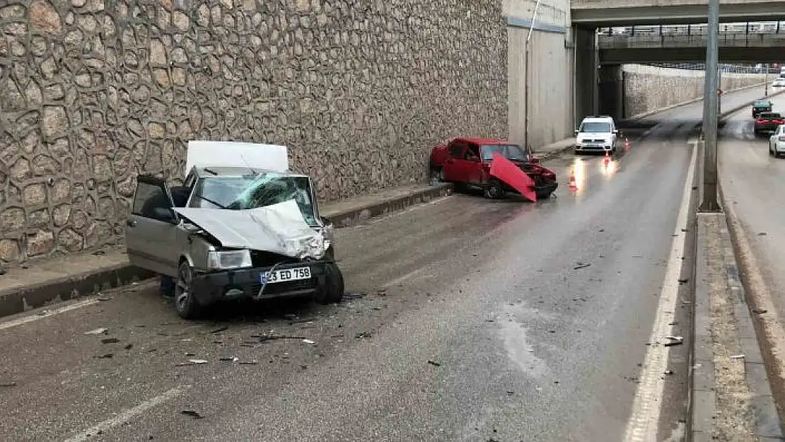 'Elazığ´da otomobiller kafa kafaya çarpıştı: 4 yaralı'