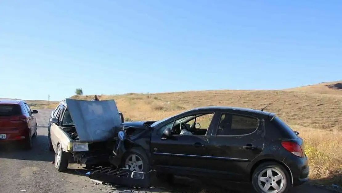 'Elazığ´da otomobiller kafa kafaya çarpıştı: 8 yaralı'