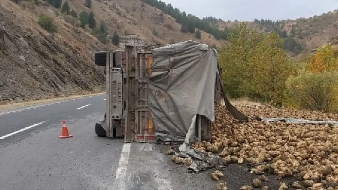 'Elazığ´da pancar yüklü tır devrildi'