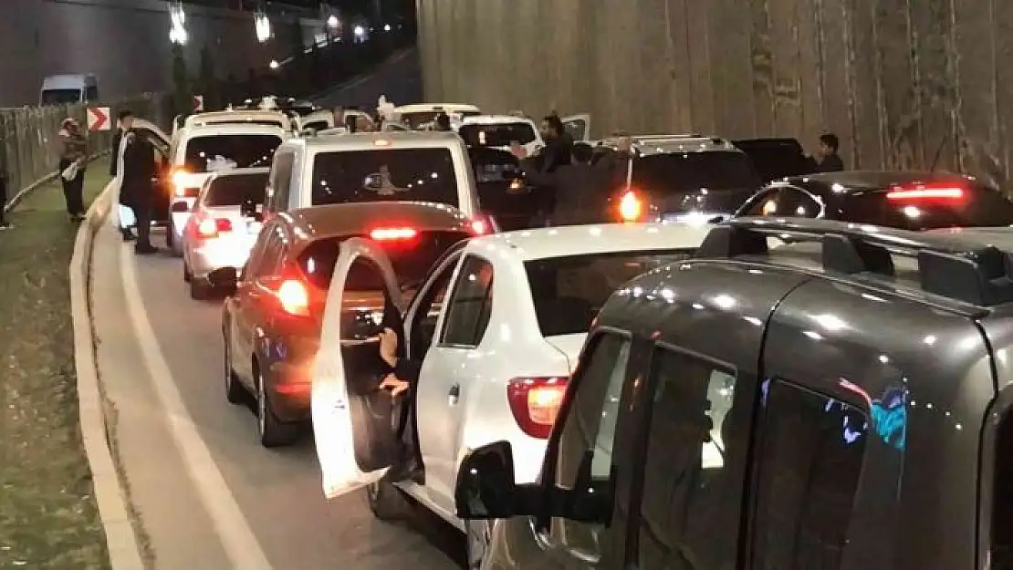 'Elazığ´da pes dedirten görüntü, yolu kesip çiftetelli oynadılar'