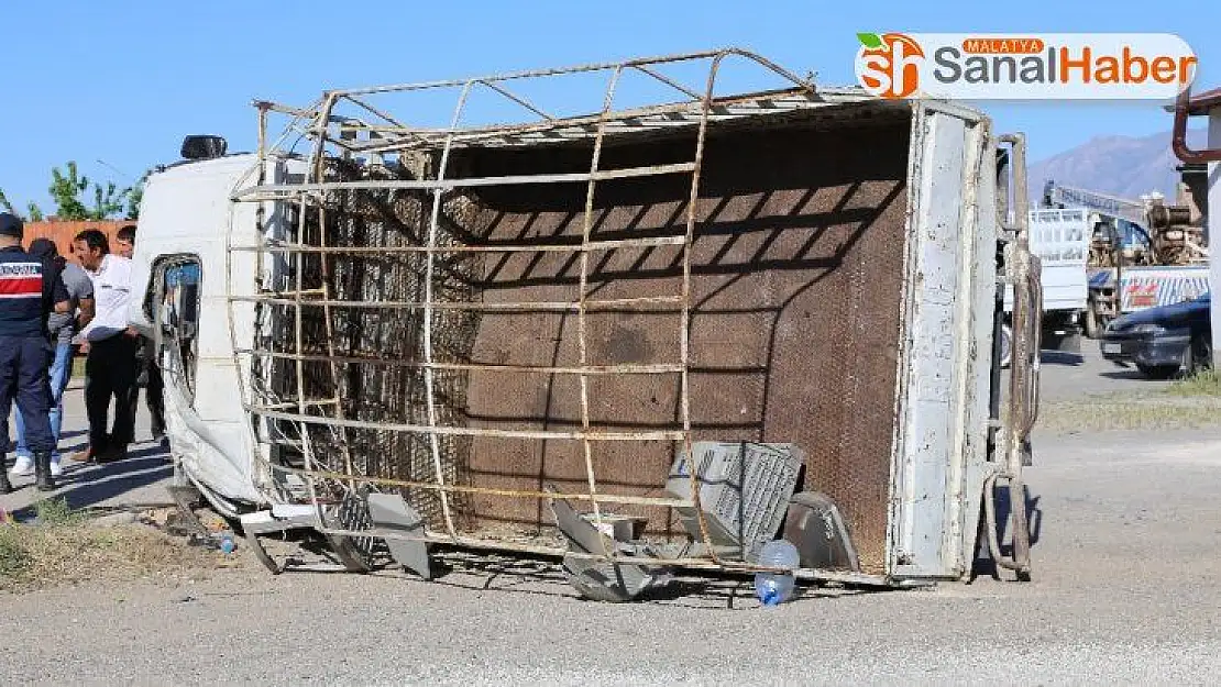 Elazığ'da pikap devrildi: 1'i ağır 3 yaralı