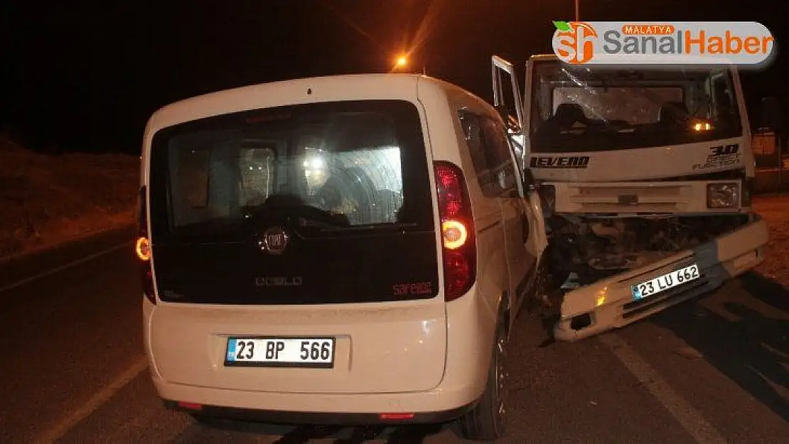 Elazığ'da pikap ile hafif ticari araç çarpıştı: 6 yaralı
