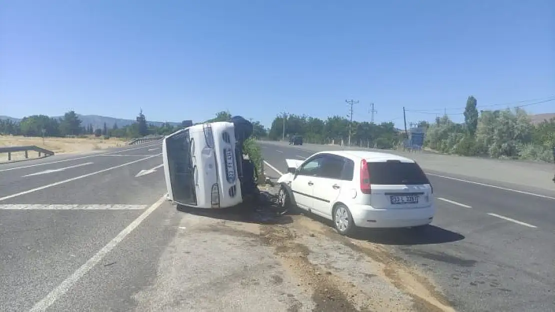 'Elazığ´da pikap ile kamyonet çarpıştı: 1 yaralı'