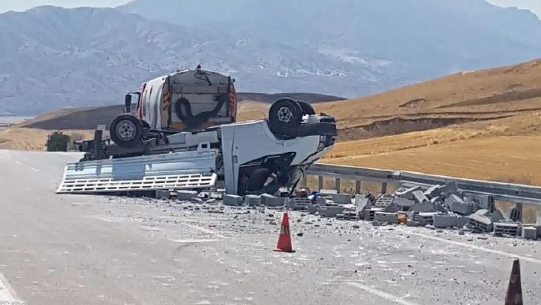 'Elazığ´da pikap ile otomobil çarpıştı: 3 yaralı'