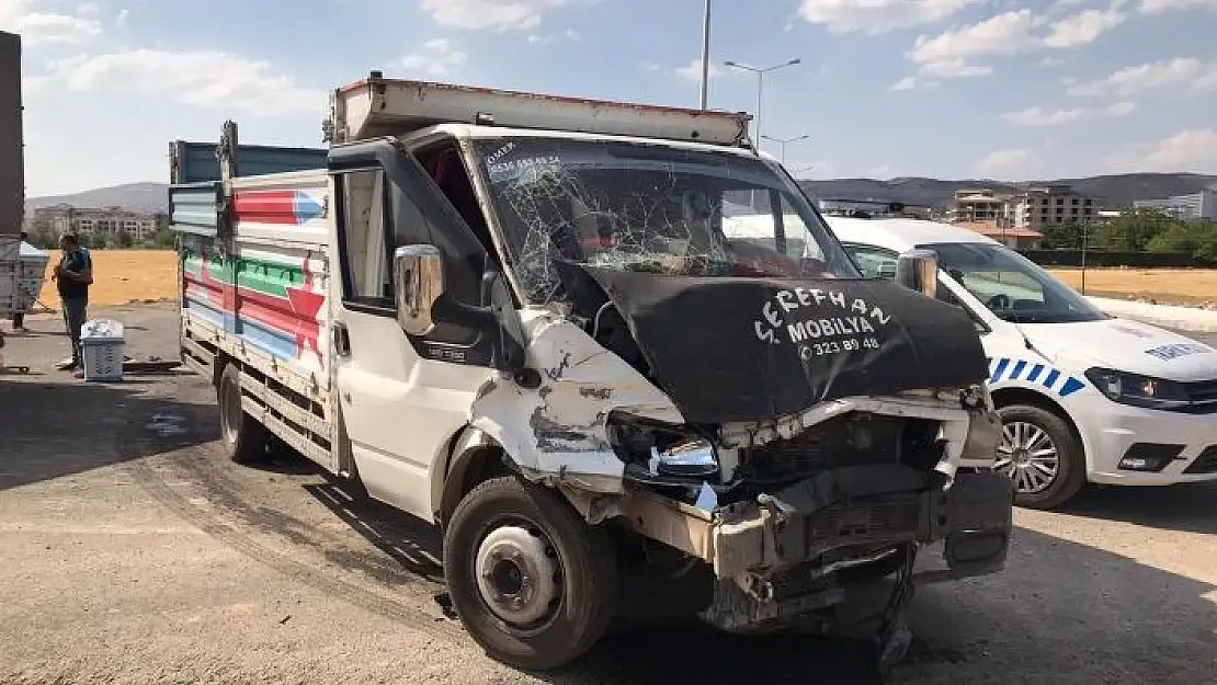 'Elazığ´da pikaplar çarpıştı: 3 yaralı'
