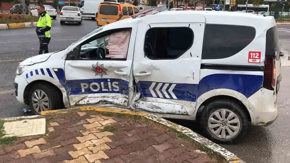 'Elazığ´da polis aracı ile otomobil çarpıştı: 2 polis yaralandı'