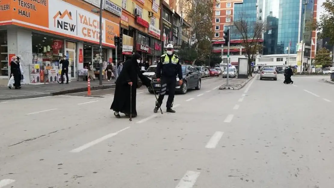 'Elazığ´da polisten kalpleri ısıtan hareket: Trafiği durdurup yaşlı kadını karşıya geçirdi'