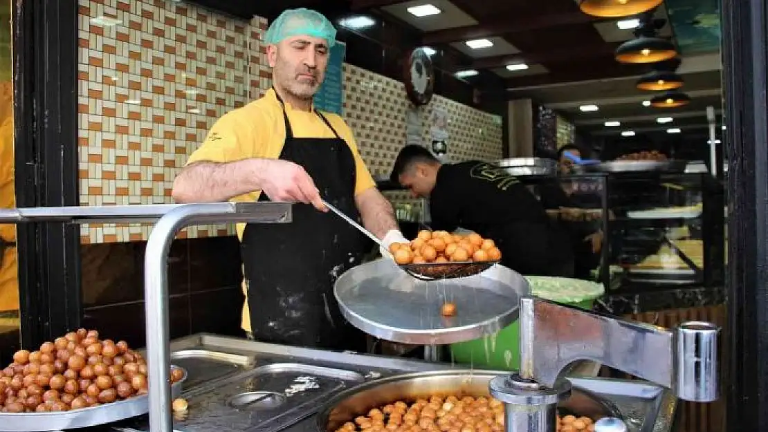 'Elazığ´da Ramazan ayının vazgeçilmez tatlısı lokma, iftarda sofraları süslüyor'