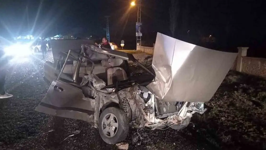 'Elazığ´da römorka çarpan otomobil hurdaya döndü: 2 yaralı'