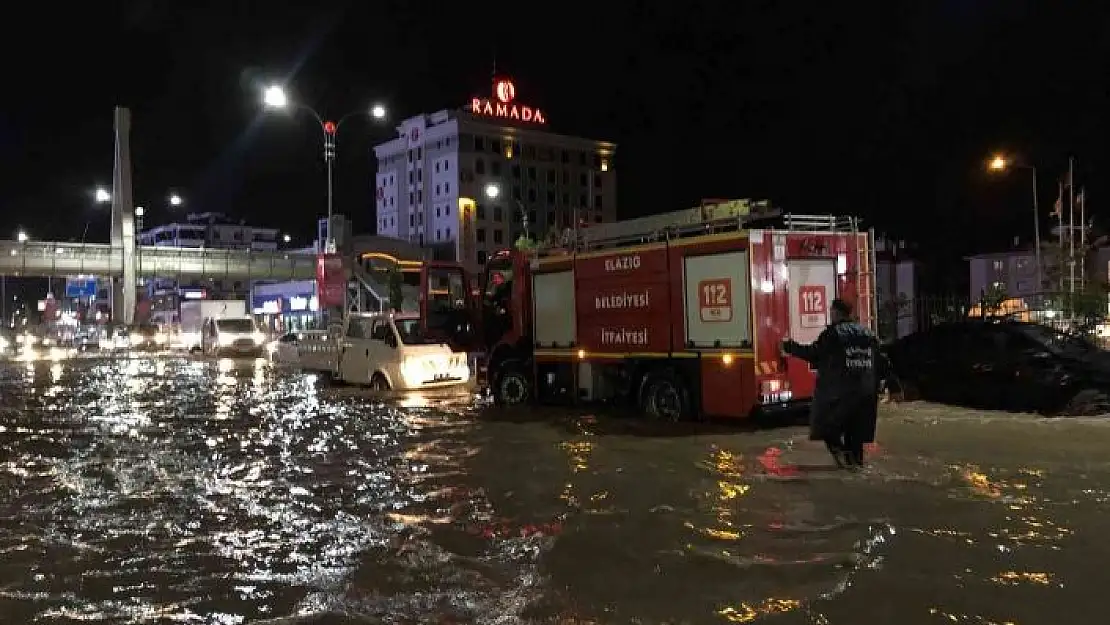 'Elazığ´da sağanak biranda bastırdı, onlarca araç yolda kaldı'