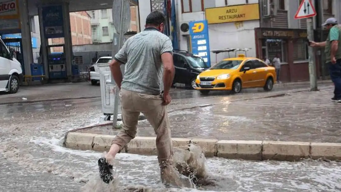 'Elazığ´da sağanak yağış etkili oldu, yollar nehre döndü'