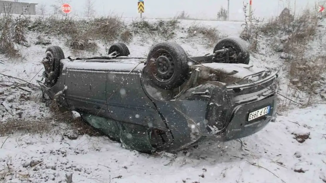 'Elazığ´da şarampole yuvarlanan otomobil ters döndü: 4 yaralı'