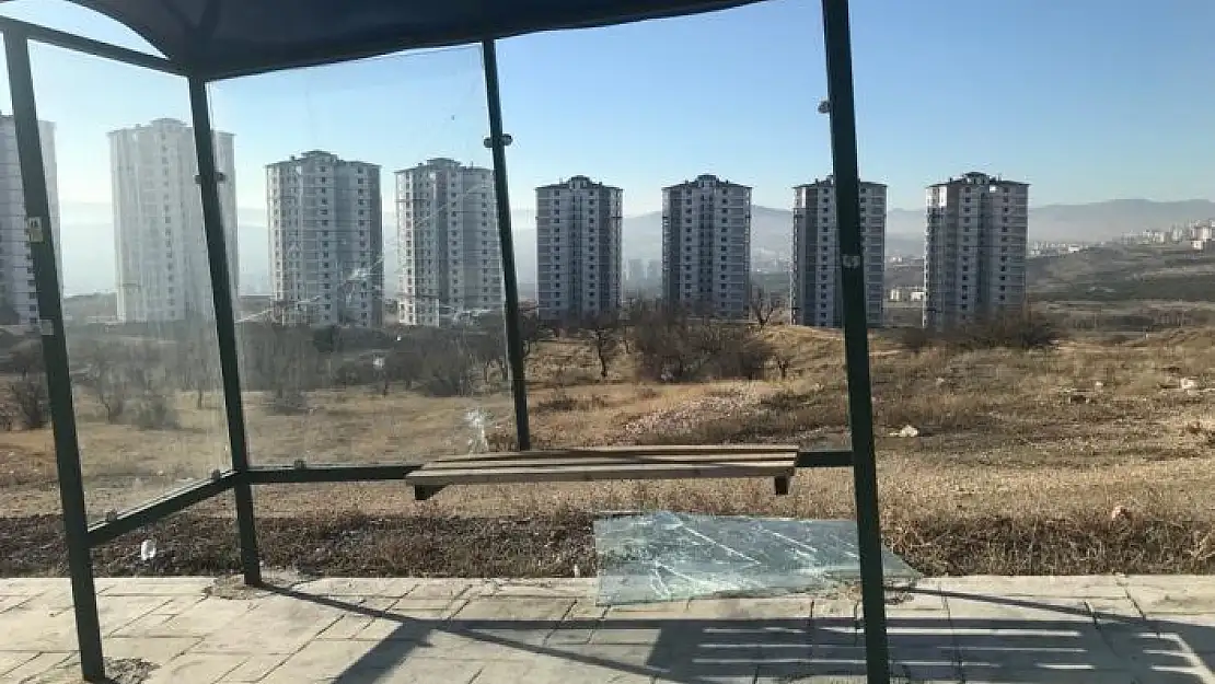 'Elazığ´da şehir magandaları durak camlarını kırdı'