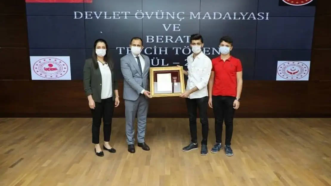 'Elazığ´da şehit aileleri ve gazilere Devlet Övünç Madalyası ve Beratı verildi'