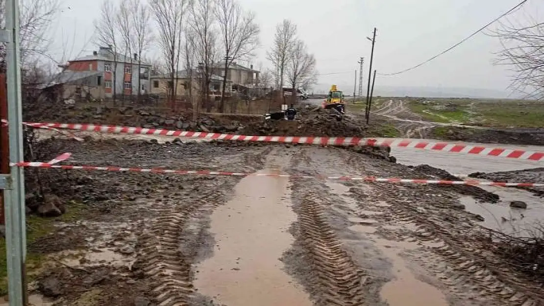 'Elazığ´da sel suları altında kalan köprü ulaşıma kapatıldı'