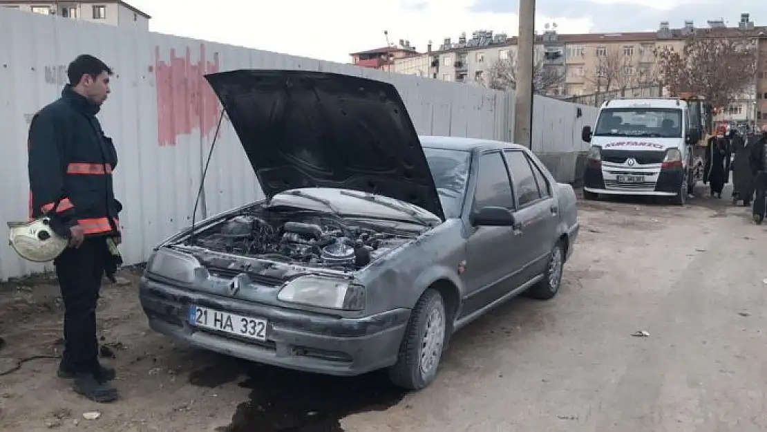 'Elazığ´da seyir halindeki araç alev aldı, diğer sürücüler müdahale etti'