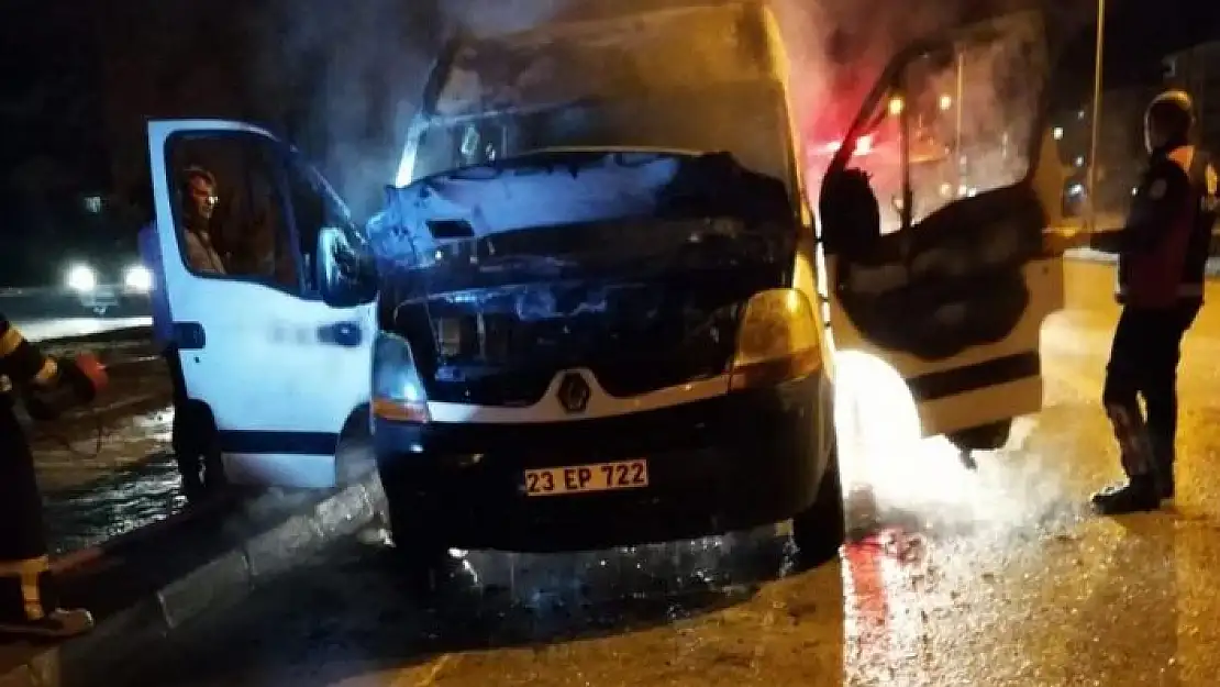'Elazığ´da seyir halindeki minibüs yandı'