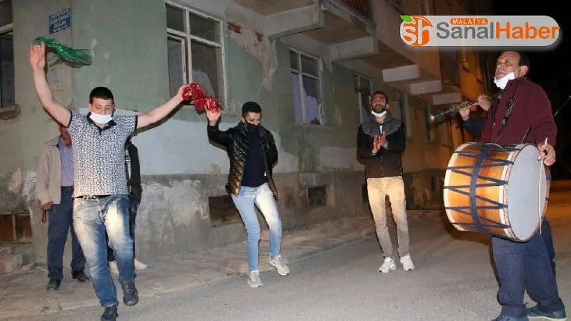 Elazığ'da sosyal mesafeli 'sahur halayı' renkli görüntüler oluşturdu
