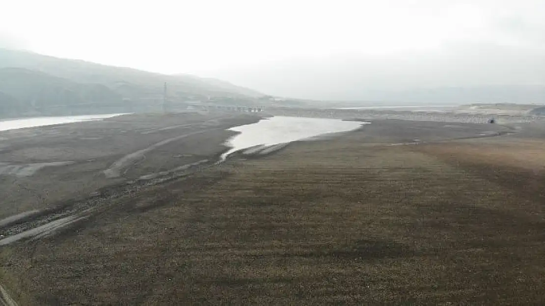 'Elazığ´da sular çekildi, barajı besleyen koca nehir dereye döndü'