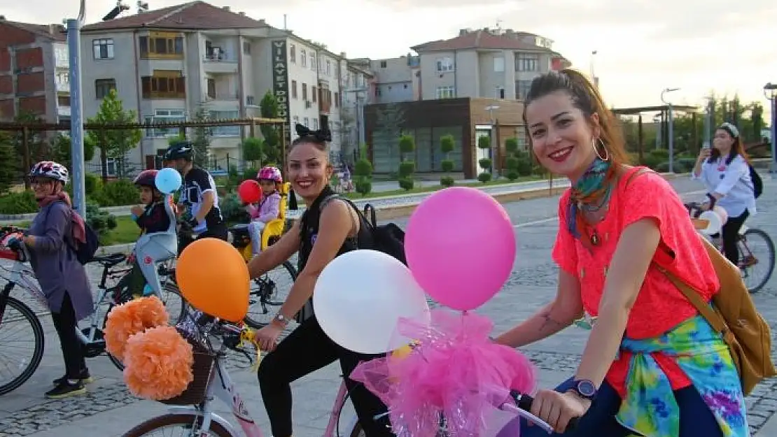 'Elazığ´da ´Süslü Kadınlar´ Otomobilsiz Kentler Günü için pedal çevirdi'