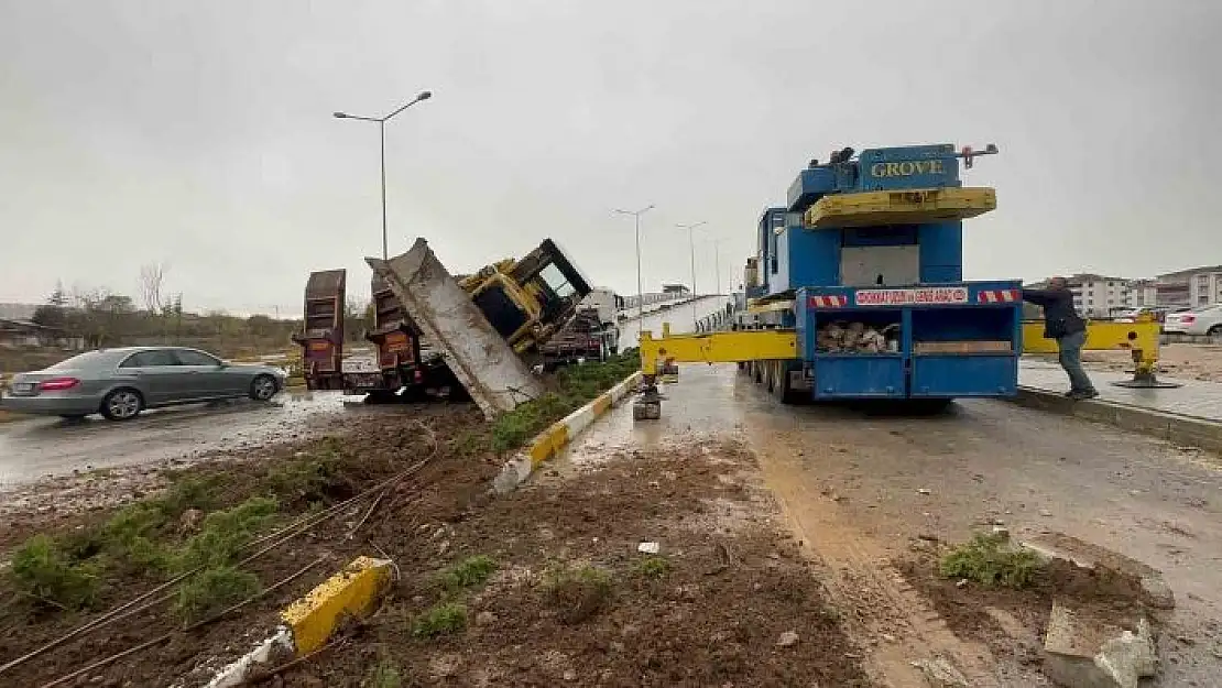 'Elazığ´da taşıma aracının üstündeki dozer devrildi'