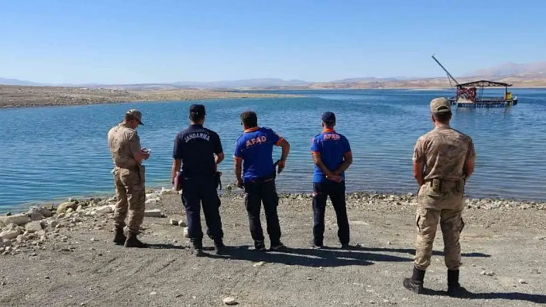 'Elazığ´da tekne battı: Tekneyle birlikte suda kaybolan şahsı arama çalışmaları sürüyor'