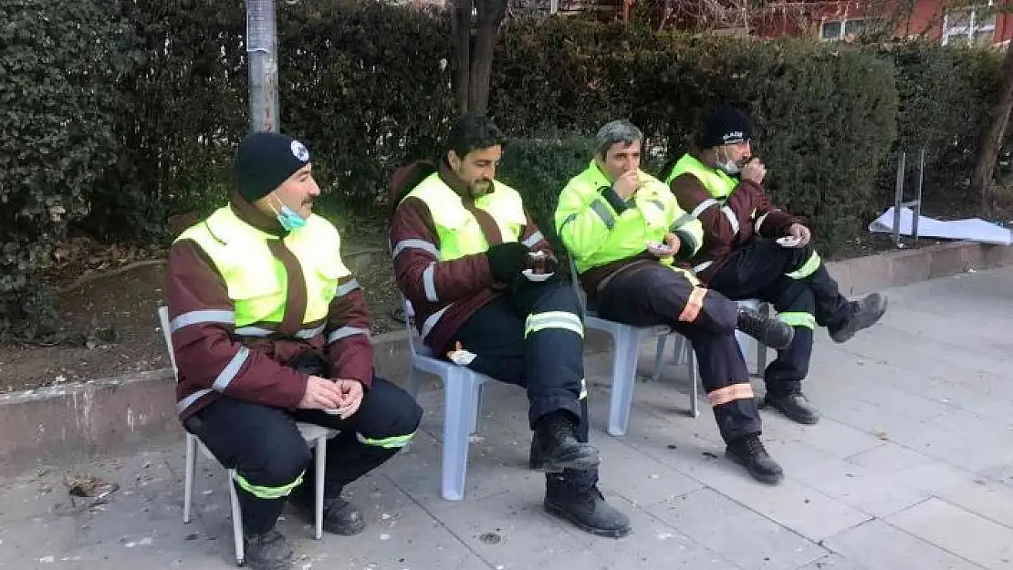 'Elazığ´da temizlik görevlileri oturdu, öğrenciler caddeleri temizledi'