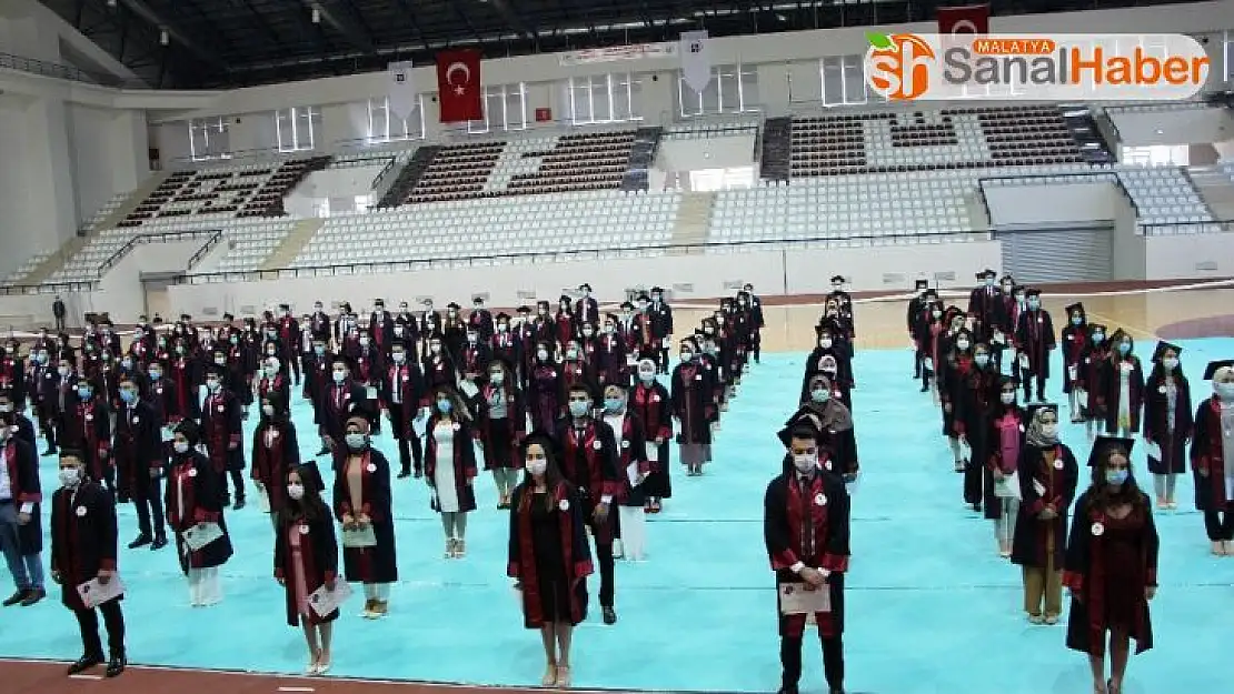 Elazığ'da Tıp Fakültesi öğrencilerinin maskeli ve sosyal mesafeli yemin töreni