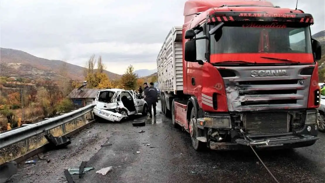 'Elazığ´da tır ile otomobil çarpıştı: 2 ağır yaralı'