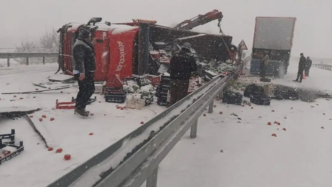 'Elazığ´da tırlar çarpıştı, sebze ve meyveler yola saçıldı:3 yaralı'